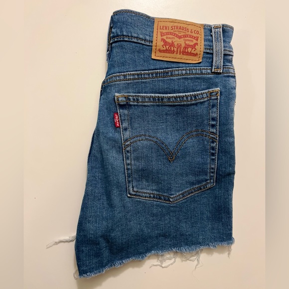 Levi’s Distressed Jean Shorts - Picture 3 of 4